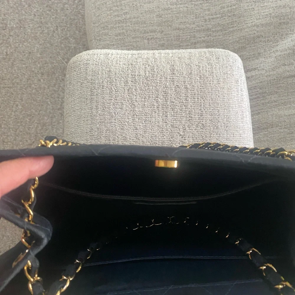 Chanel Black Quilted Women's Bag - Picture 5 of 9